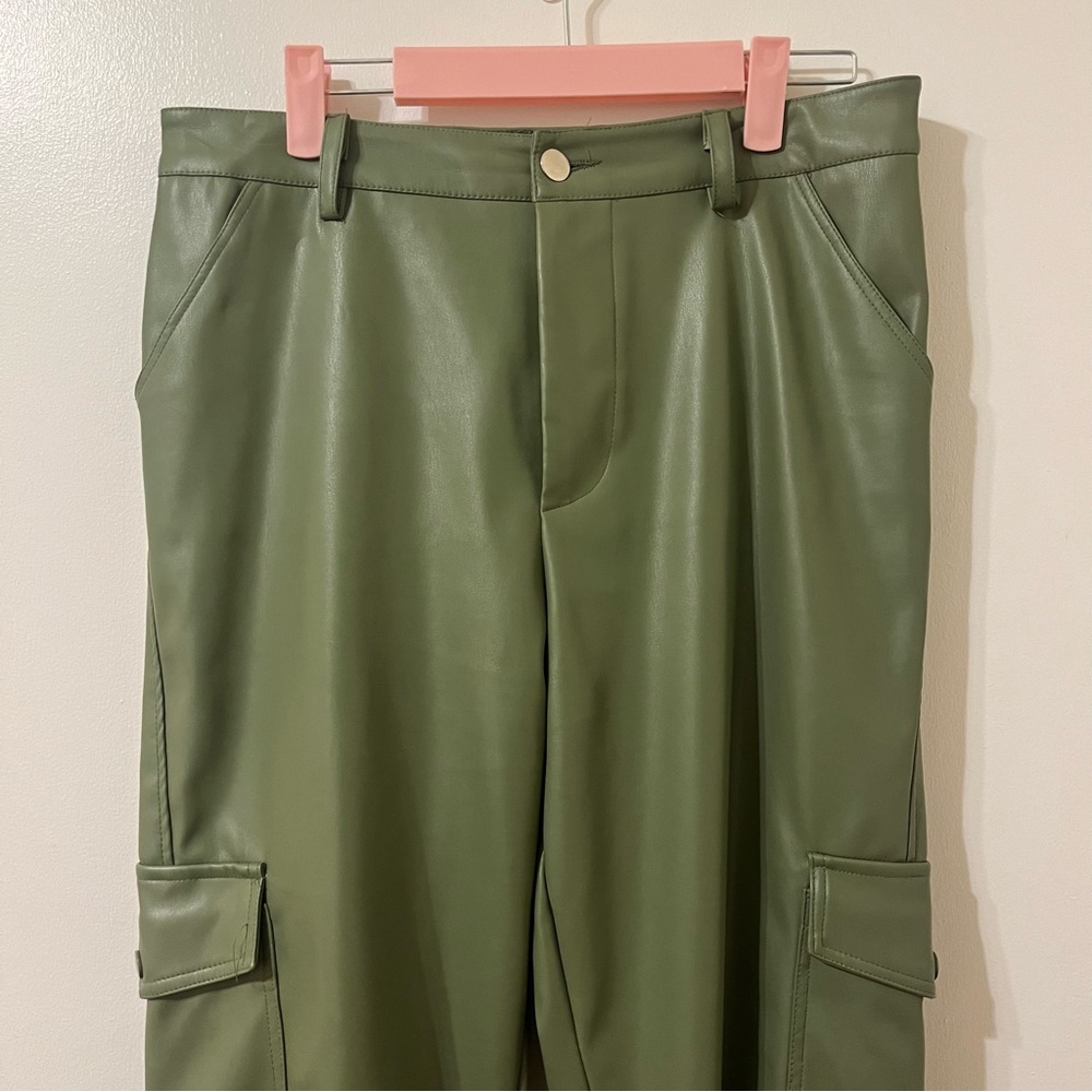 GREEN PLEATHER STRAIGHT-LEG PANTS